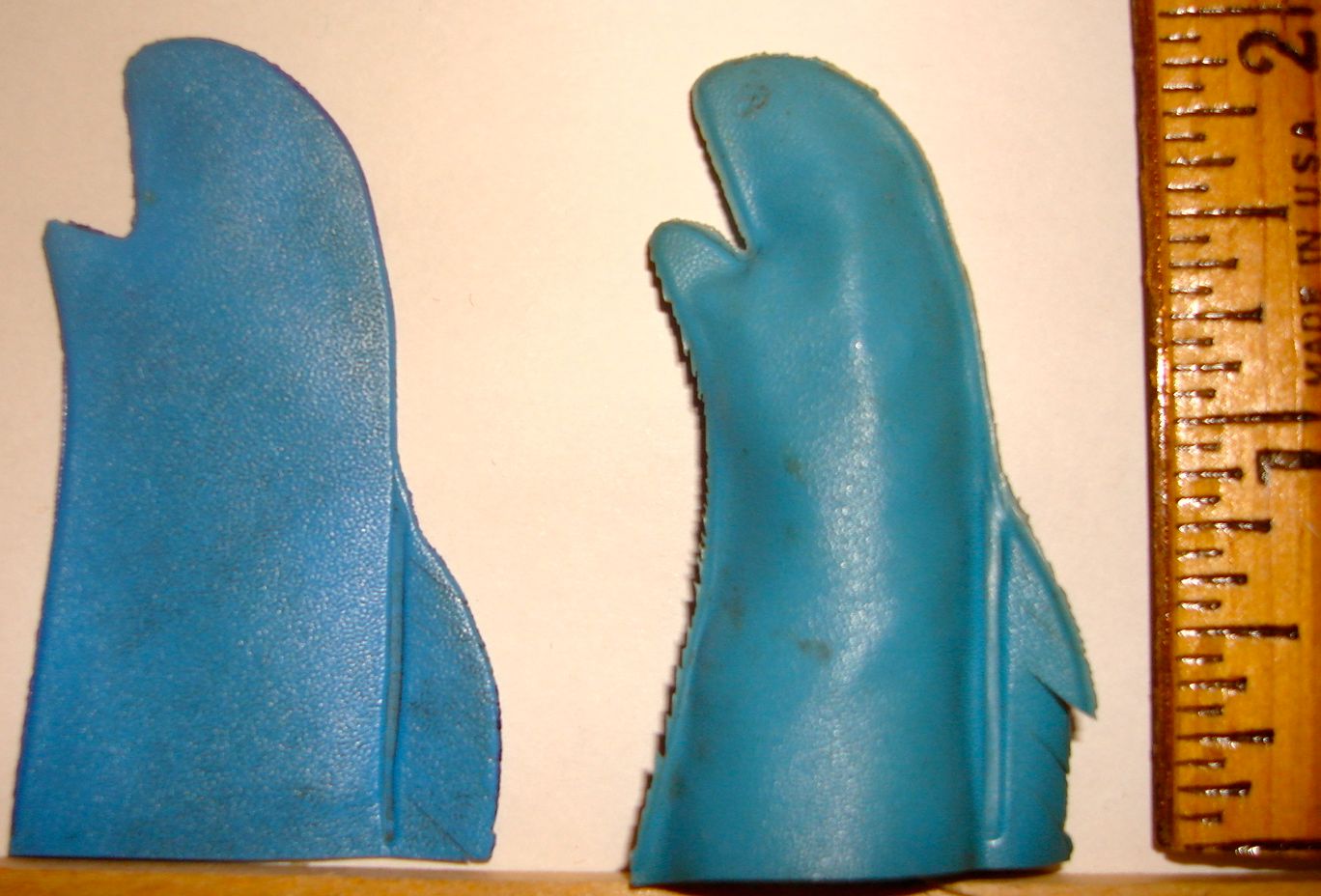 Gloves, Ledy (left), MEGO (right)