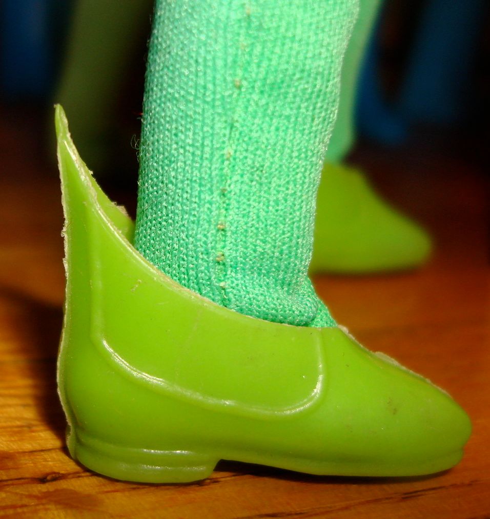 Ledy Robin, green shoes, factory slice on green boot used for no other Ledy character